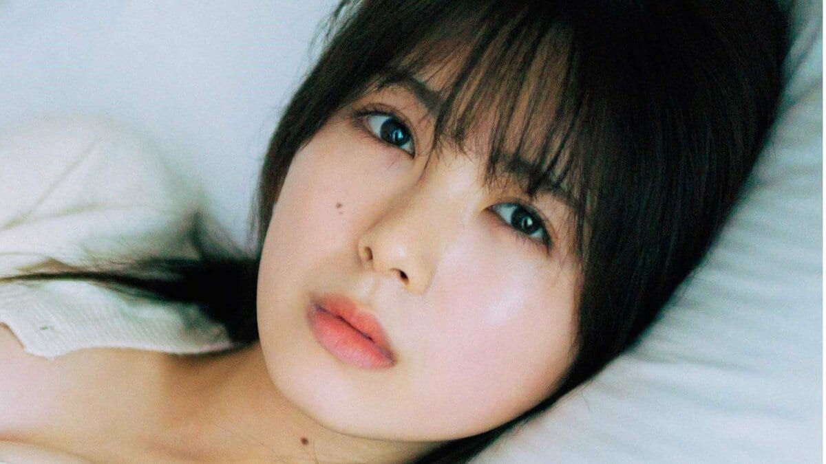 うつむく仕草が初々しい 乃木坂46・筒井あやめ ベッドでまどろむ白