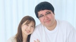 マヂラブ村上夫妻 0歳双子を抱いた家族ショット公開！“おそろいコーデ”で愛犬と共に撮影する様子に「ステキすぎ」「心が幸せになります」
