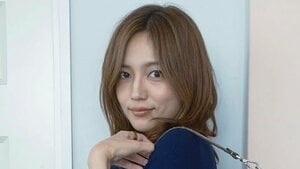 「ウエストほっっっそ」川口春奈 ピタッとしたタイトワンピースコーデ披露！アンニュイな表情で大人の魅力あふれる姿に「スタイルも最高」