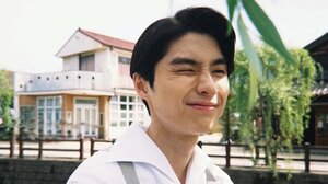 本田響矢 最終回オフショで花束片手に“照れ顔”公開 原作・西香はちからイラスト入り色紙も ドラマ『波うららかに、めおと日和』