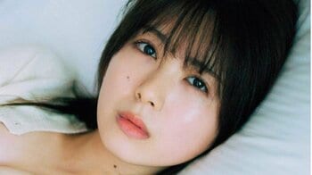 うつむく仕草が初々しい　乃木坂46・筒井あやめ ベッドでまどろむ白ランジェリーショットを公開  1st写真集『感情の隙間』
