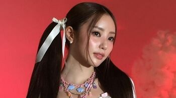 中町綾　韓国アイドルに！？高めツインテ＆ガーリーファッション披露　雲の上にいるようなショットに「天使すぎる！」の声