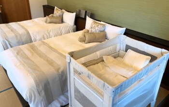 子育て世代に支持されるベビー枕「ジオピロー」、伊豆の老舗旅館・ABBA RESORTS IZU - 坐漁荘にオープンするファミリーメゾネットに導入