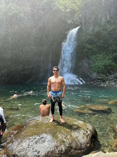 ターザン化」魔裟斗(46) まるで彫刻！？な重厚ボディー披露！ 滝の前で