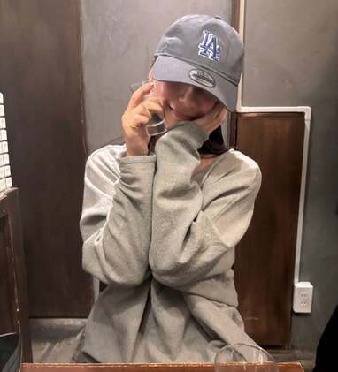 お腹パンパンだ！」山之内すず ボタン閉まらず“おなかチラ見せ