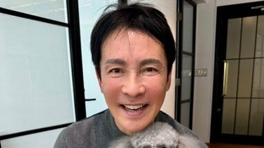 郷ひろみ 愛犬のバースデーを優しい歌声でお祝い！豪華ケーキを前に