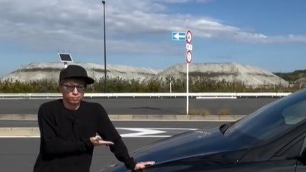 「次世代みたい」ロンブー田村淳 1400万円の愛車公開！左ハンドルの電気自動車 高級感ある内装に「シックでカッコいい」と反響