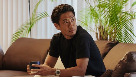香川真司 広々自宅を公開！洗練された家具＆観葉植物を配置しソファでサッカー観戦 “リラックスタイム”を意識した空間に「ここにずっといちゃいそう」