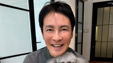 郷ひろみ 愛犬のバースデーを優しい歌声でお祝い！豪華ケーキを前に“メロメロ”な笑顔に「なんて幸せなわんちゃん」「羨ましい～」