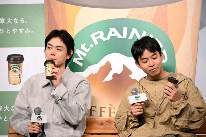 【画像15枚】発表会に登壇した菅田将暉と仲野太賀の写真を見る