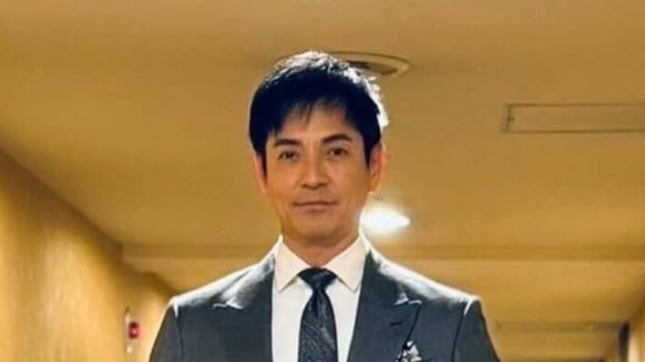 【画像2枚】「整いすぎててアクスタかと」などと反響！脚長が際立つ沢村一樹の洗練された立ち姿ショットを見る