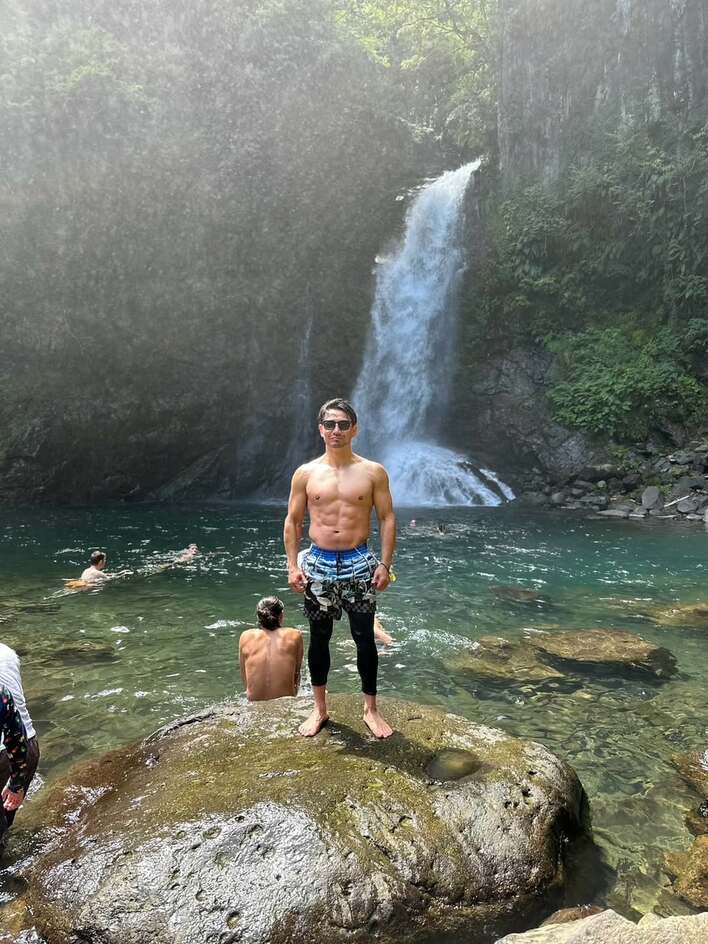 ターザン化」魔裟斗(46) まるで彫刻！？な重厚ボディー披露！ 滝の前で