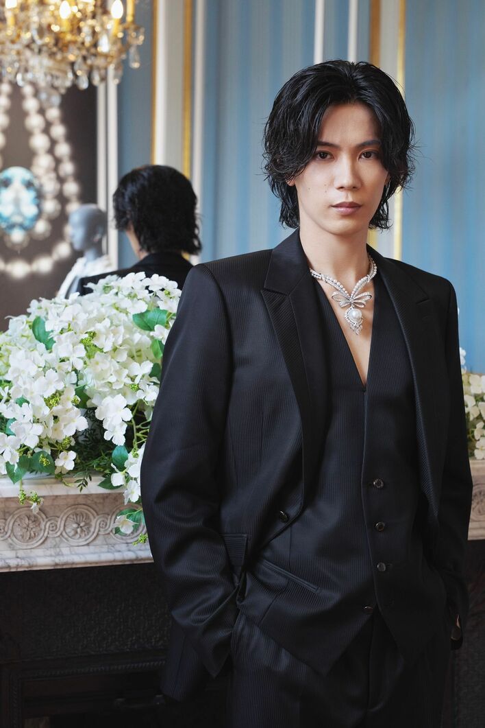 Number_i 神宮寺勇太 黒のスーツに真珠のジュエリー身に付けた