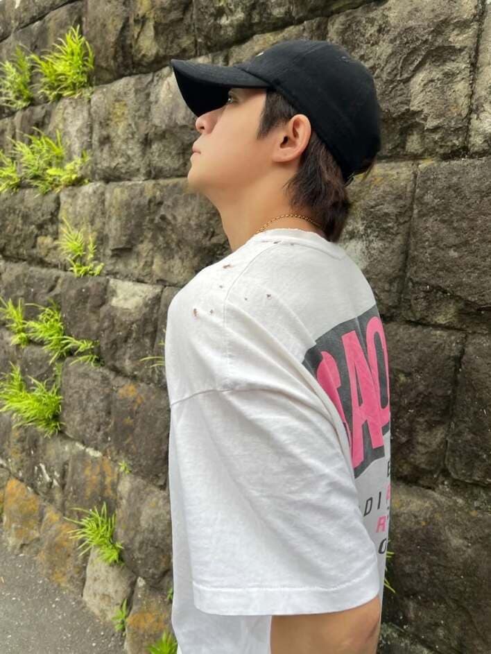 Number_i岸優太 “胸筋育ち過ぎ”なTシャツショット公開！鍛え抜かれた