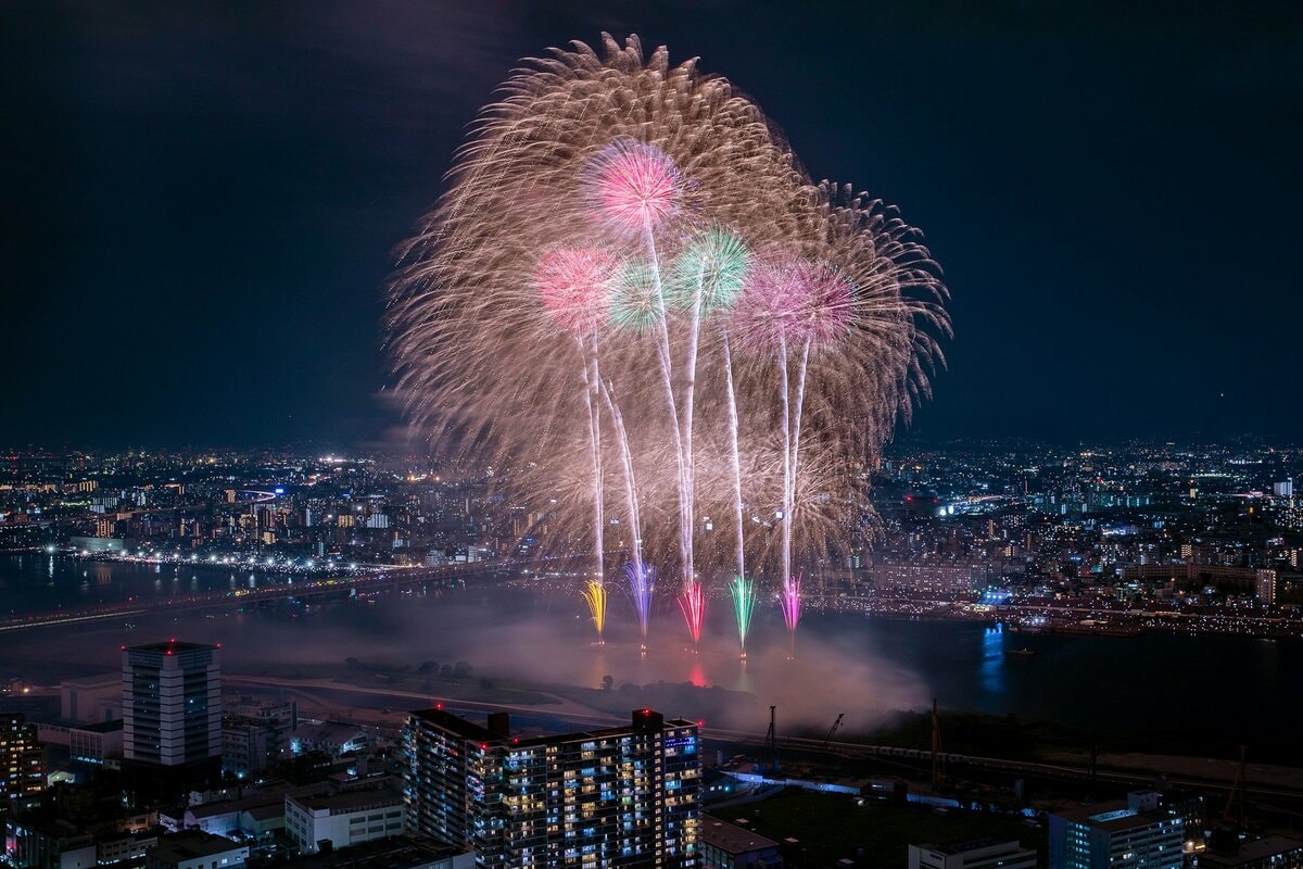 お知らせ】地上173mから望む絶景の花火！「第37回なにわ淀川花火大会