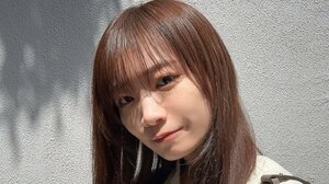 「どういう状況？」秋元真夏 左手に持つ“あるもの”にツッコミ殺到！ “謎シチュエーション”で大人カジュアルな私服姿を公開