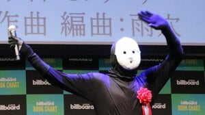 覆面ホラー作家・雨穴 白いお面は薬局の紙粘土で自作！「これが割れたらもう私は終わりです」 70万部突破『変な地図』授賞