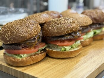 創業100年の近江屋牛肉店×ハンバーガー日本一「ハリーズ・ジャンクション」、特別コラボ決定