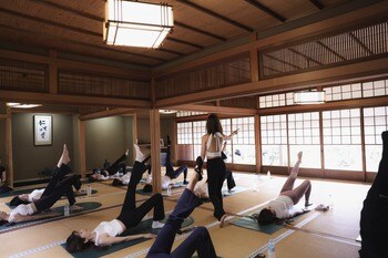 日本発アスレジャーブランド「RUELLE」、世界遺産・仁和寺にてピラティスイベント＆ポップアップを開催