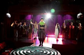 準備不足に頭を抱える久部（菅田将暉）その一方でリカ（二階堂ふみ）やモネ（秋元才加）らが見せる“本気”＜『もしがく』第4話完全版＞