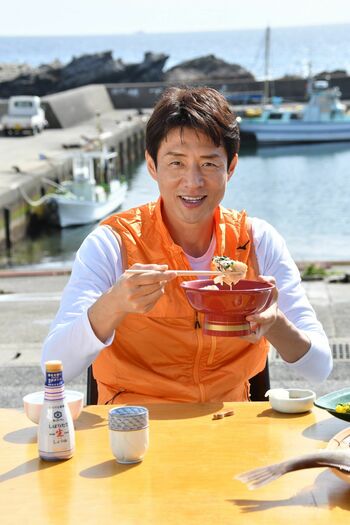 朝獲れぴちぴちのウスバハギに「すごい背筋」と松岡修造もびっくり！港で漁師飯に舌鼓！