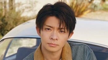 岸優太 モデル撮影のオフショット大連発！真剣な表情から飾らない笑顔までたっぷり披露しファン歓喜「破壊力♡」「絵画のよう」