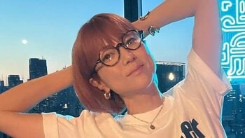 hitomi 約25年前の貴重な“ウエスタンルック”姿のオフショットに反響「セクシーでカッコいい」