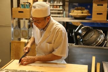 【京都初】(※)　夏休みの自由研究に、「現代の名工」が教える魚の神髄市場の裏側とプロの技を体験する 「親子市場見学＆魚捌き究極体験」を京都で開催