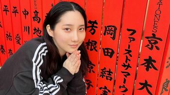 ファーストサマーウイカ　車折神社内の清少納言社参拝を報告　目の前に自身の玉垣が