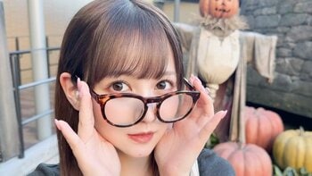 ハリー・ポッターになりきり？佐藤ノア メガネ姿で「魔法薬学の教室」や「ハグリッドの小屋」でパシャリ！「弟のために運転した♡」