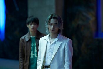 横浜流星VS三浦翔平 「死のババ抜き」で20億を賭けて死闘を繰り広げる