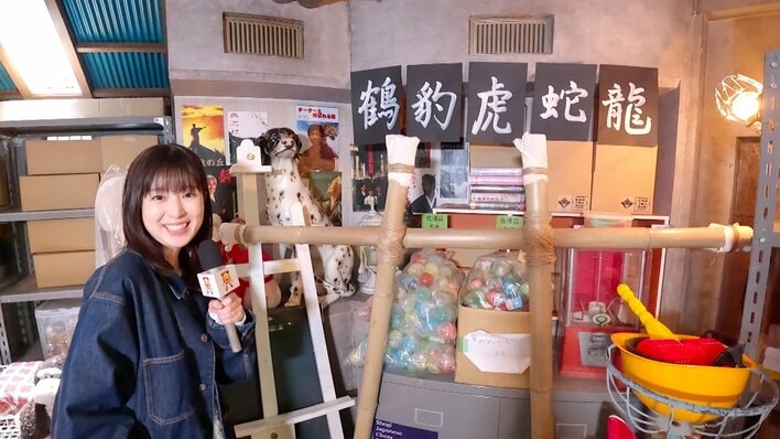 【写真】仲良くリポートする福本莉子＆濱尾ノリタカと、美術セットの写真を見る