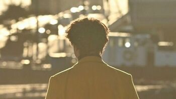 「背中で語る」「哀愁漂ういい漢」上川隆也の“たそがれオフショット”に歓喜の声！波止場が似合う『問題物件』