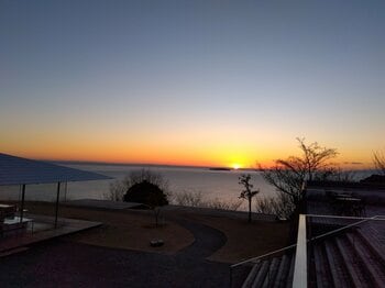 ビル23階建てに相当する坂道を超えて、海に臨む絶景スポットへ「ACAO初日の出ラン＆ウォーク」 2026年1月1日に初開催！