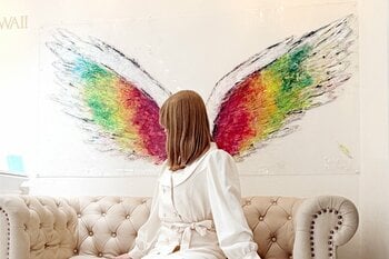 東京・表参道の新聖地。世界初、天然石と天使の羽が共鳴する「真実の翼」がマルラニハワイに降臨。