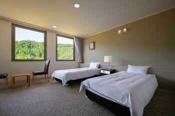 リブランドオープン！元・国民宿舎が、世界屈指の高濃度ラドン温泉を「吸う・浸かる・飲む」ウェルネス宿へ。「三度の朝、清流の音。わたしが目覚める現代湯治。」