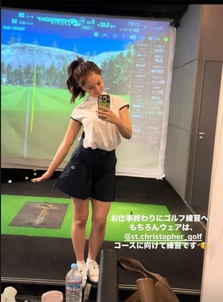 【画像8枚】ミニ丈ウェア姿でナイススイング！揺れる髪まで美しい谷まりあを見る