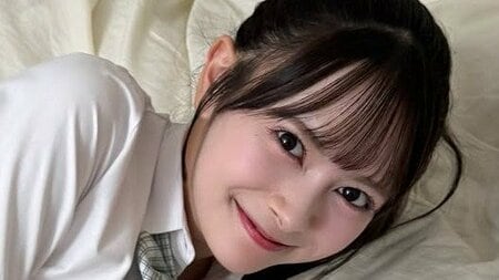 AKB48・伊藤百花 制服姿でベッドに寝転ぶショット披露！チェック柄スカート×ポニーテールの爽やか高校生姿に「青春が似合いすぎる」「理想の彼女」