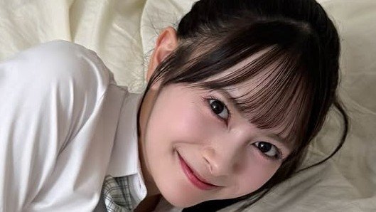 AKB48・伊藤百花 制服姿でベッドに寝転ぶショット披露！チェック柄スカート×ポニーテールの爽やか高校生姿に「青春が似合いすぎる」「理想の彼女」