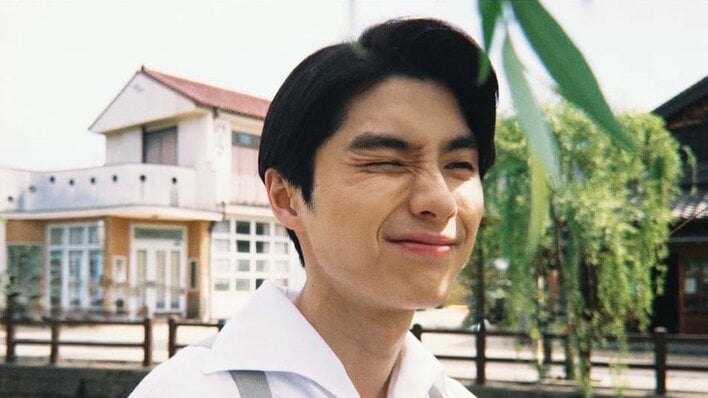 【画像3枚】「夫婦の、絆が深まりました」爽やかコーデでウインクした本田響矢の写真を見る