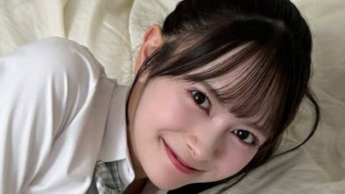 【画像6枚】「青春が似合いすぎる」AKB48・伊藤百花 制服姿でベッドに寝転ぶくつろぎショットを見る