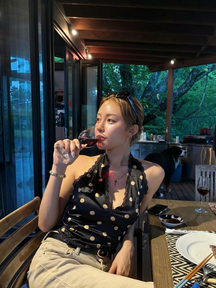 王林 ザックリ“美背中”＆大胆胸元見せワンピース姿を公開！夏の日差し