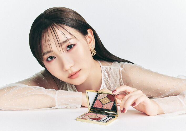 幾田りら 美脚をチラ見せ！レアなモデル姿できらびやかなメイクを披露