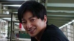 「顔より腕の方がデカイ」大沢たかお Tシャツ越しの筋肉隆々スタイル披露！真剣なまなざしの読書姿に「映画のワンシーン」