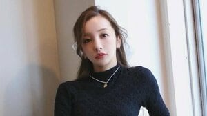 板野友美 4歳長女との“おそろい”ミニスカコーデを披露！仲良く手をつないで歩く姿に「スタイル抜群！」「似合ってるかわいい」と絶賛の嵐