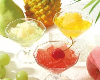 【セバスチャン・ブイエ】より、果実のみずみずしさを閉じ込めた夏の水菓子「ジュレ オ フリュイ」が登場。トロピカルな新作マカロンもラインナップに