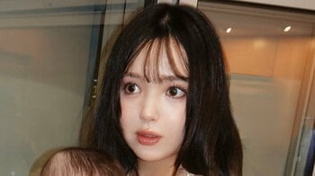 藤田ニコル “ムチムチあんよ”が可愛い生後5ヵ月長女の成長姿を公開！娘に顔寄せる様子に「大きくなったね」「オシャレなママ！」