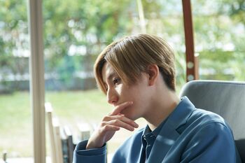 京本大我、役作りの努力が詰まった「超ナルシスト」場面写真が解禁！