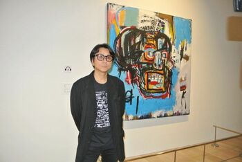 前澤友作氏所有の123億円絵画も展示「バスキア展」に藤井フミヤが来場！