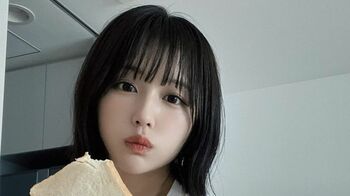 なえなの　寝起き！？の食パンショット公開　ショートパンツにオーパーサイズＴシャツ姿に「圧倒的透明感」の声